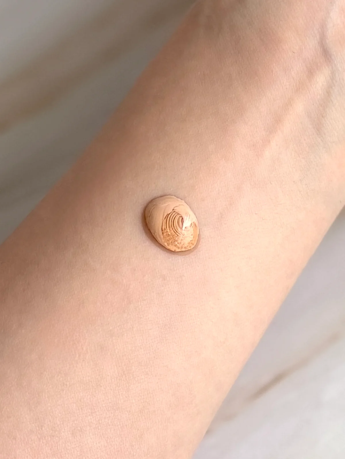 クラランス ダブル セーラム ファンデーションのテクスチャー画像