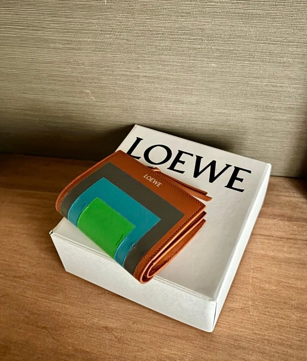 LOEWE 「コンパクト ウォレット」と正面と箱