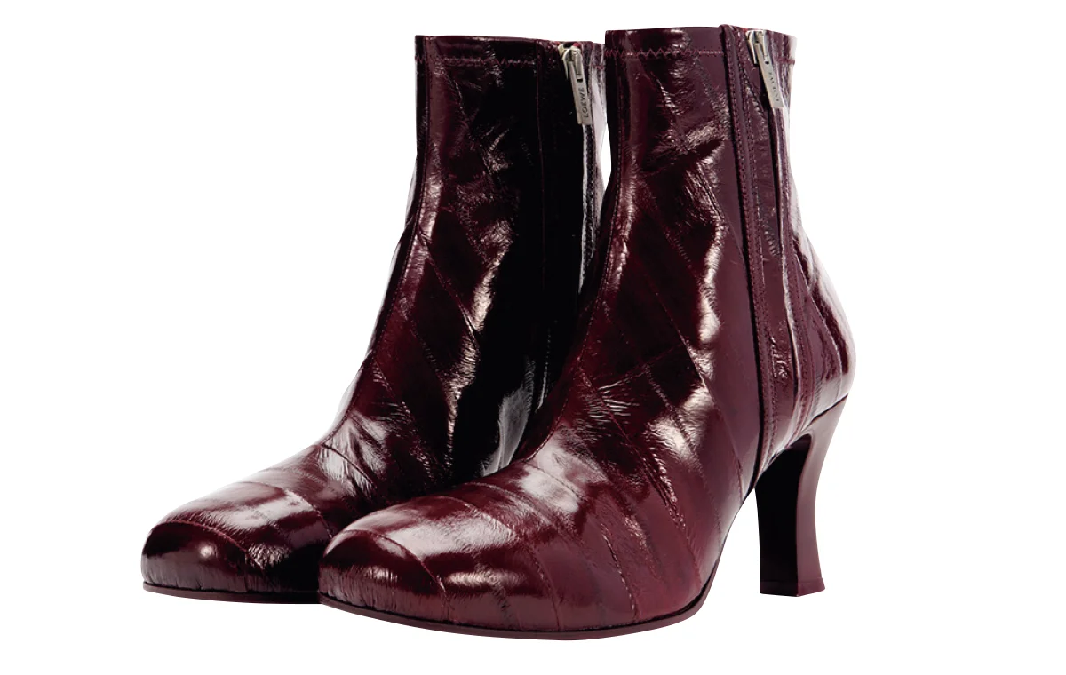 イールレザーを使ったLOEWE（ロエベ）のショートブーツ