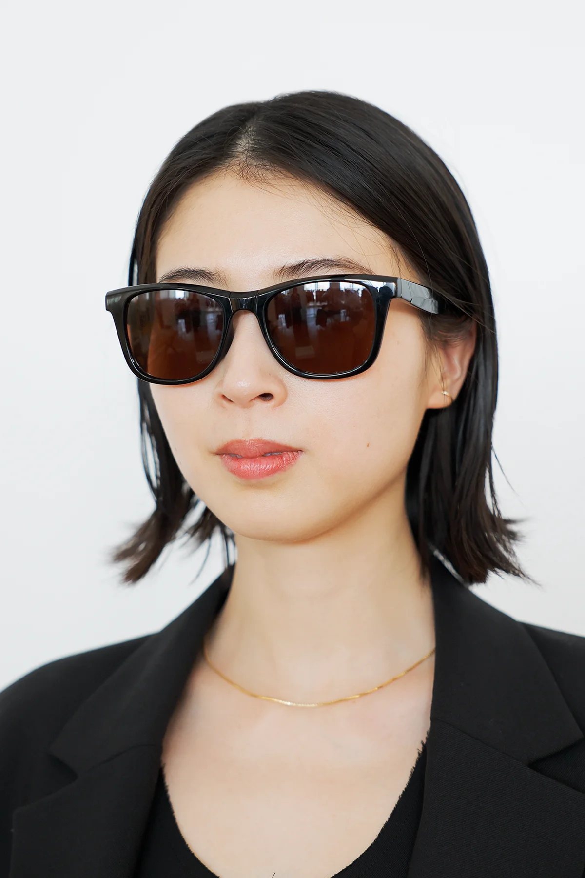 ユニクロのサングラス ウェリントンフォールディングを着用したエディターのセルフコーディネート