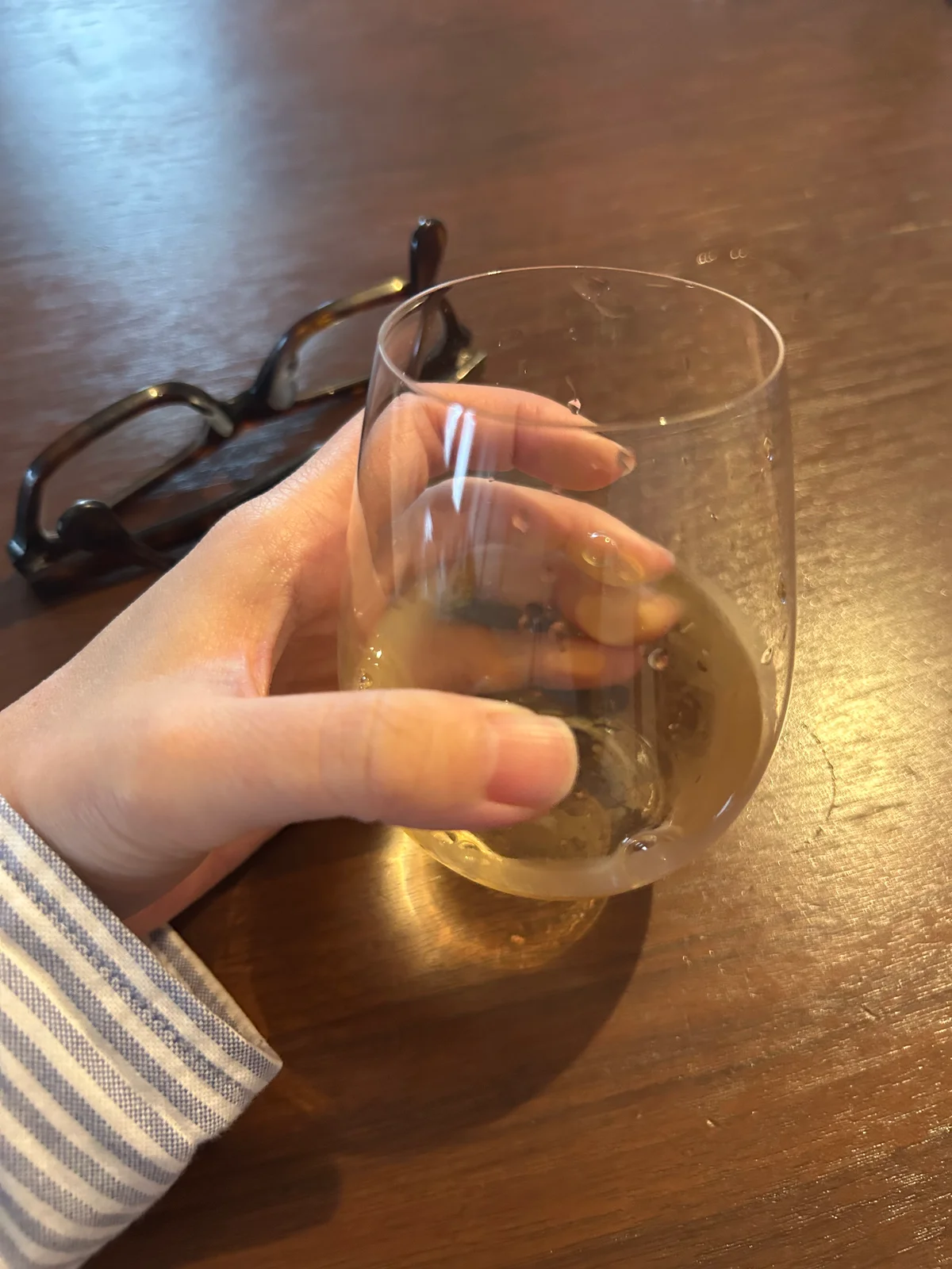 松徳硝子のうすはりワイングラスに飲み物を入れたところ