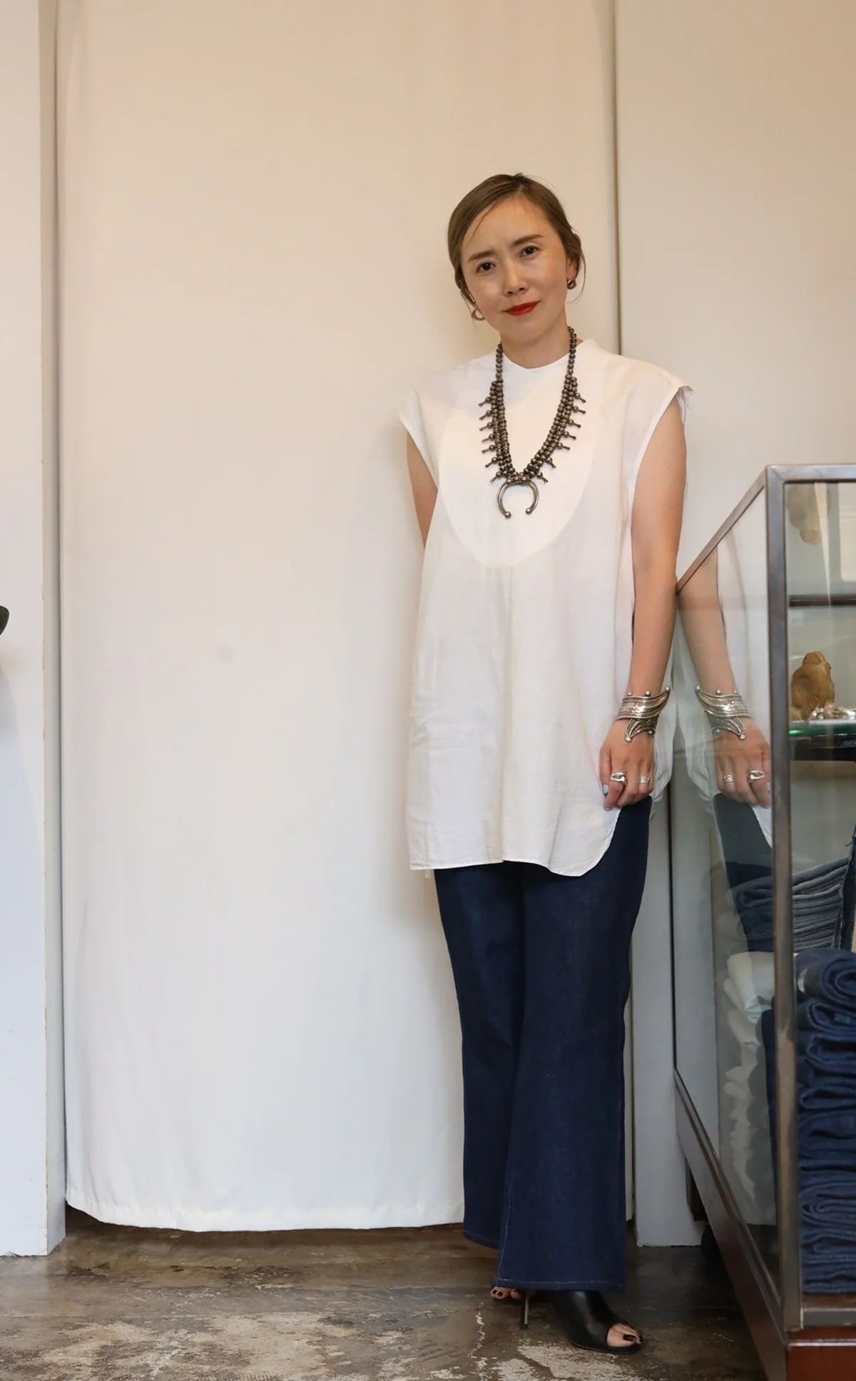 Witty Vintage ディレクター　赤嶺玲子さんの全身スタイル。ヴィンテージを大人スタイルに