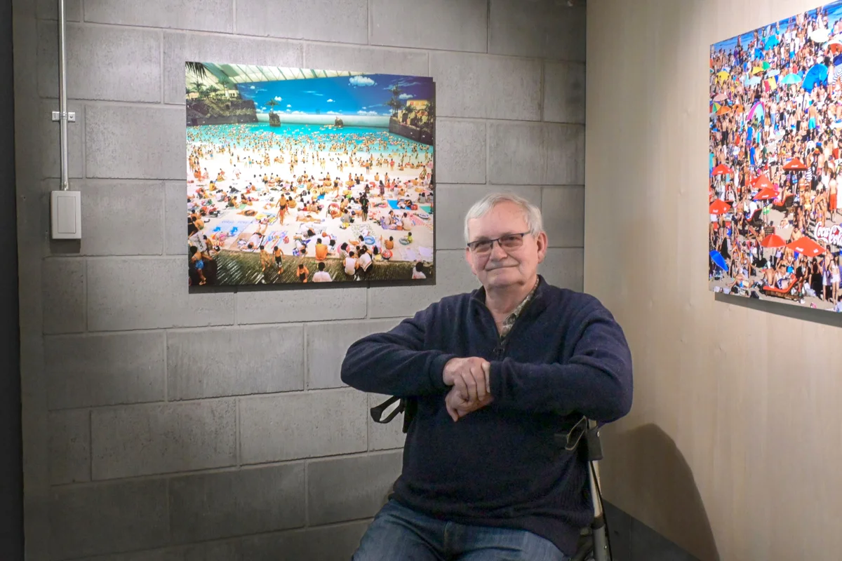 会場の作品の前に座るマーティン・パーさん