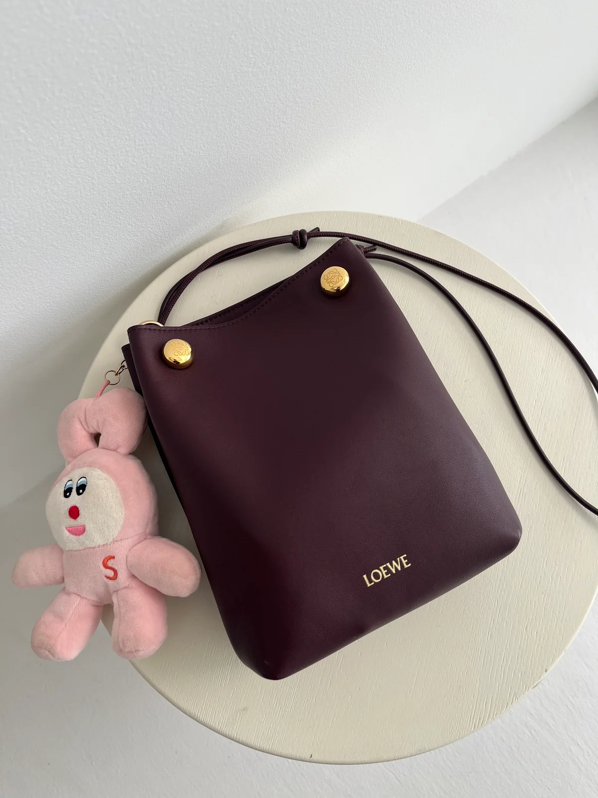 LOEWE(ロエベ)のミニバッグ 「ペブル ポーチ(¥231,000)」の全体の写真