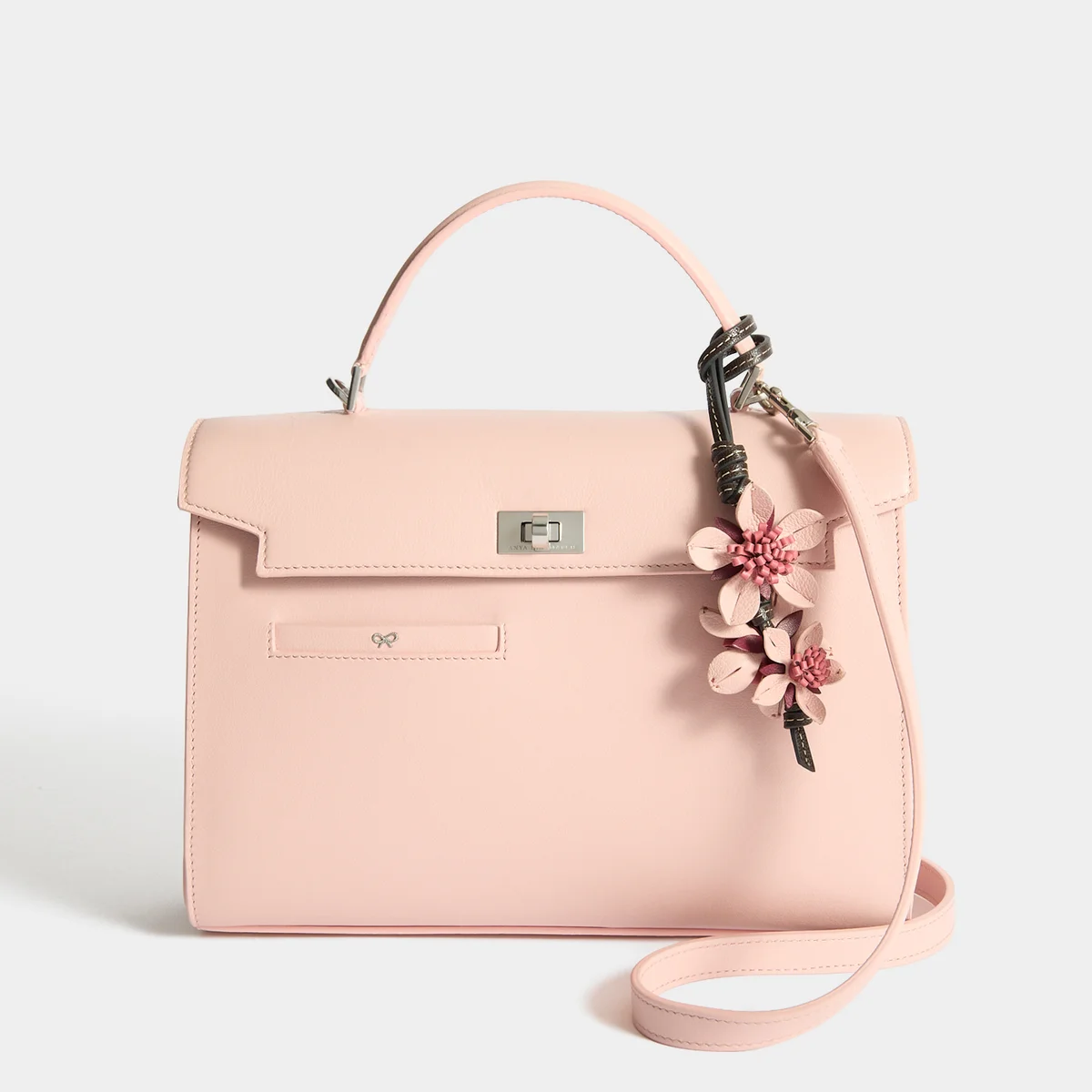 アニヤ・ハインドマーチの新作コレクション「Sakura」から、「モティマー・Sakura・トップハンドル」が登場