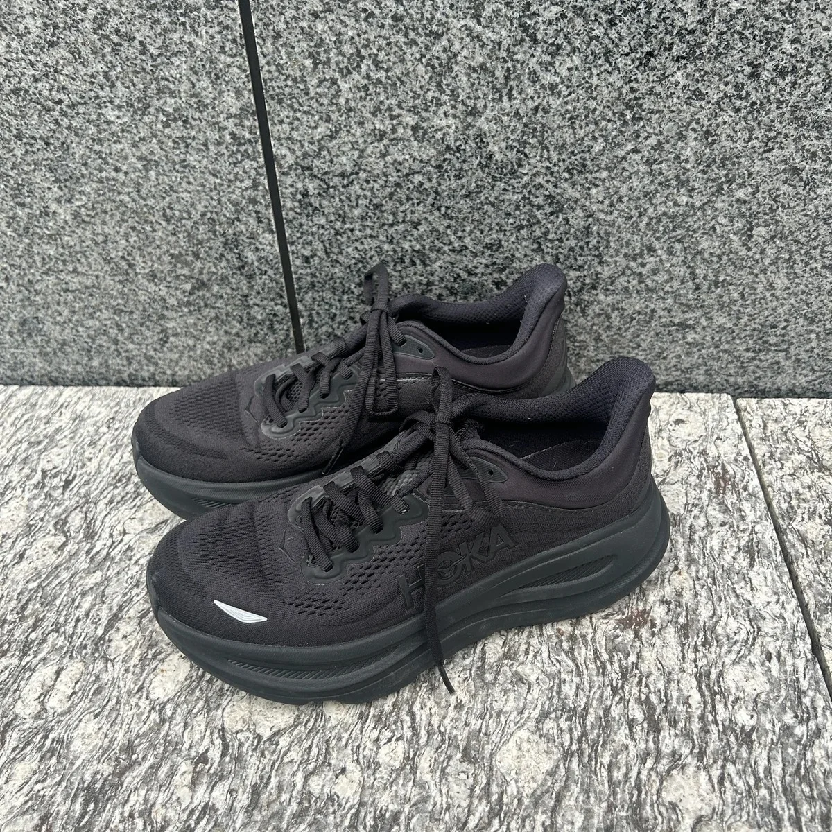 スニーカー￥24,200／ホカ　ボンダイ９