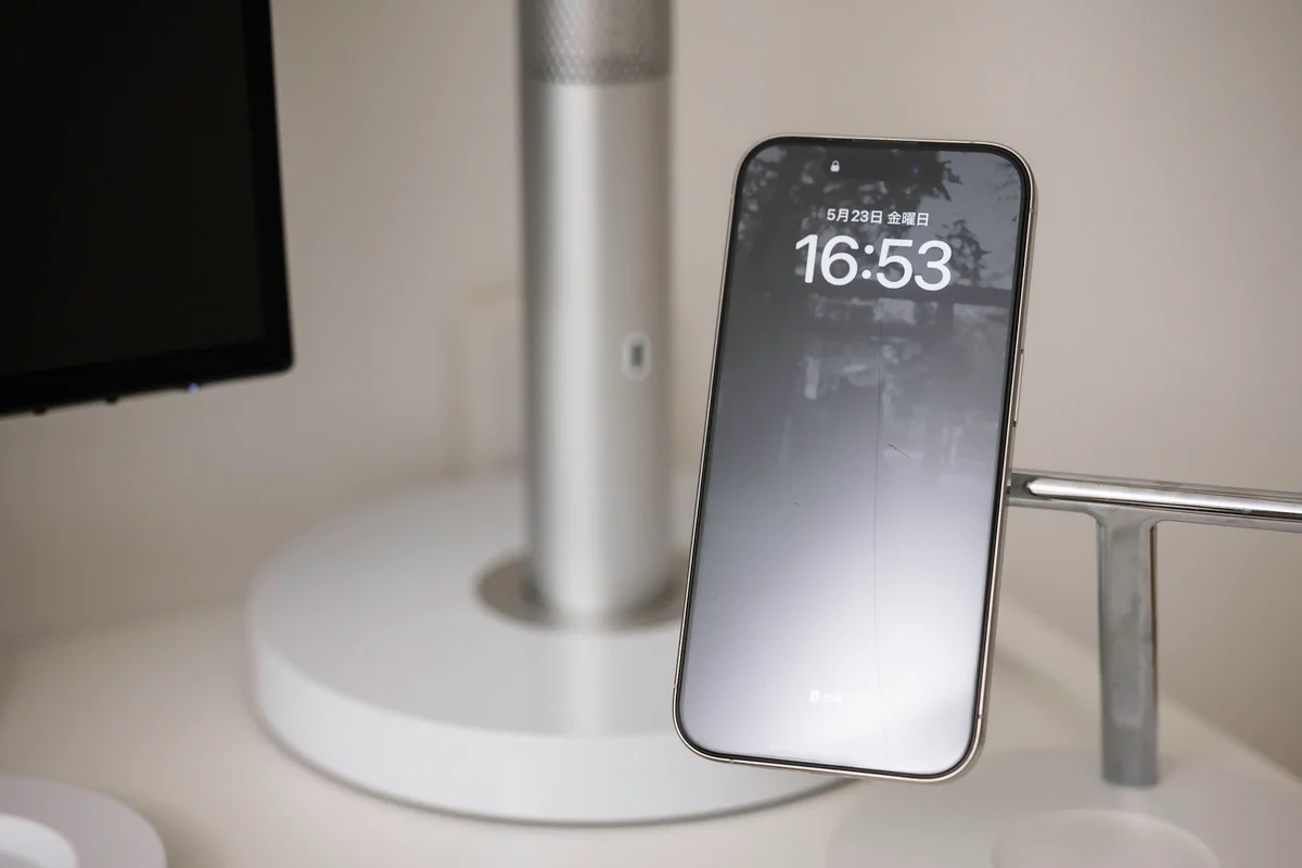 保護フィルムにヒビが入ってしまったiPhone