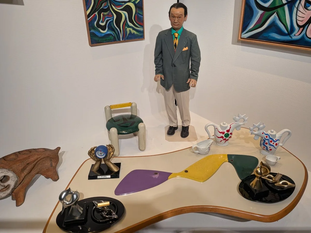 川崎市岡本太郎美術館、岡本太郎のリアルな像が佇むスペース。家具などインダストリアルデザインの仕事も手がけていました。