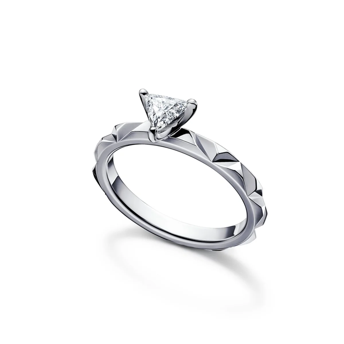 TASAKIのブライダルリング、三角形のダイヤが煌めくシャープなデザイン。「ヴァッレ リング」〈Pt、ダイヤモンド0.3ct〉¥665,500~