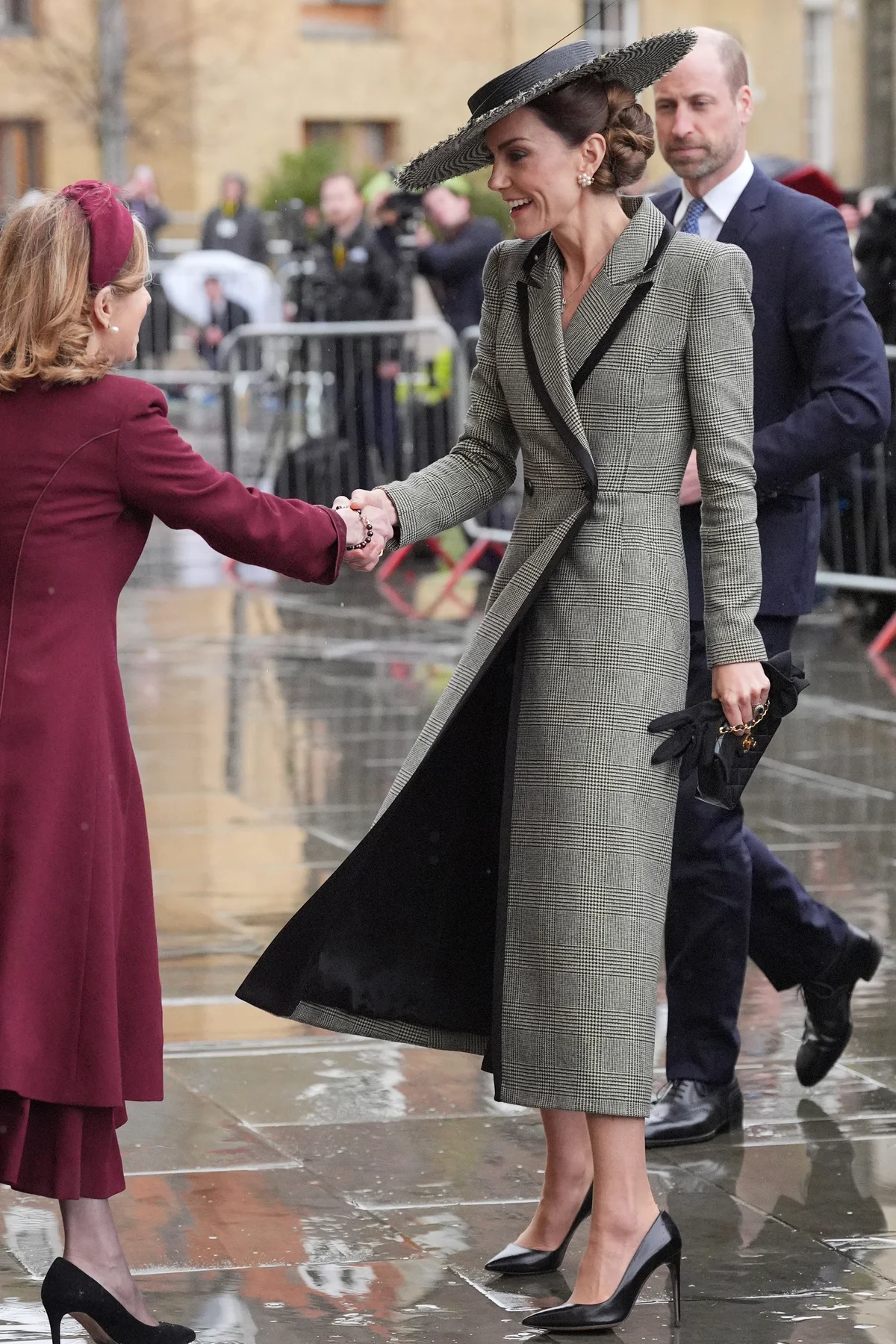 カンタベリー大主教の就任式でグレンチェック柄のコートドレスをまとったキャサリン皇太子妃