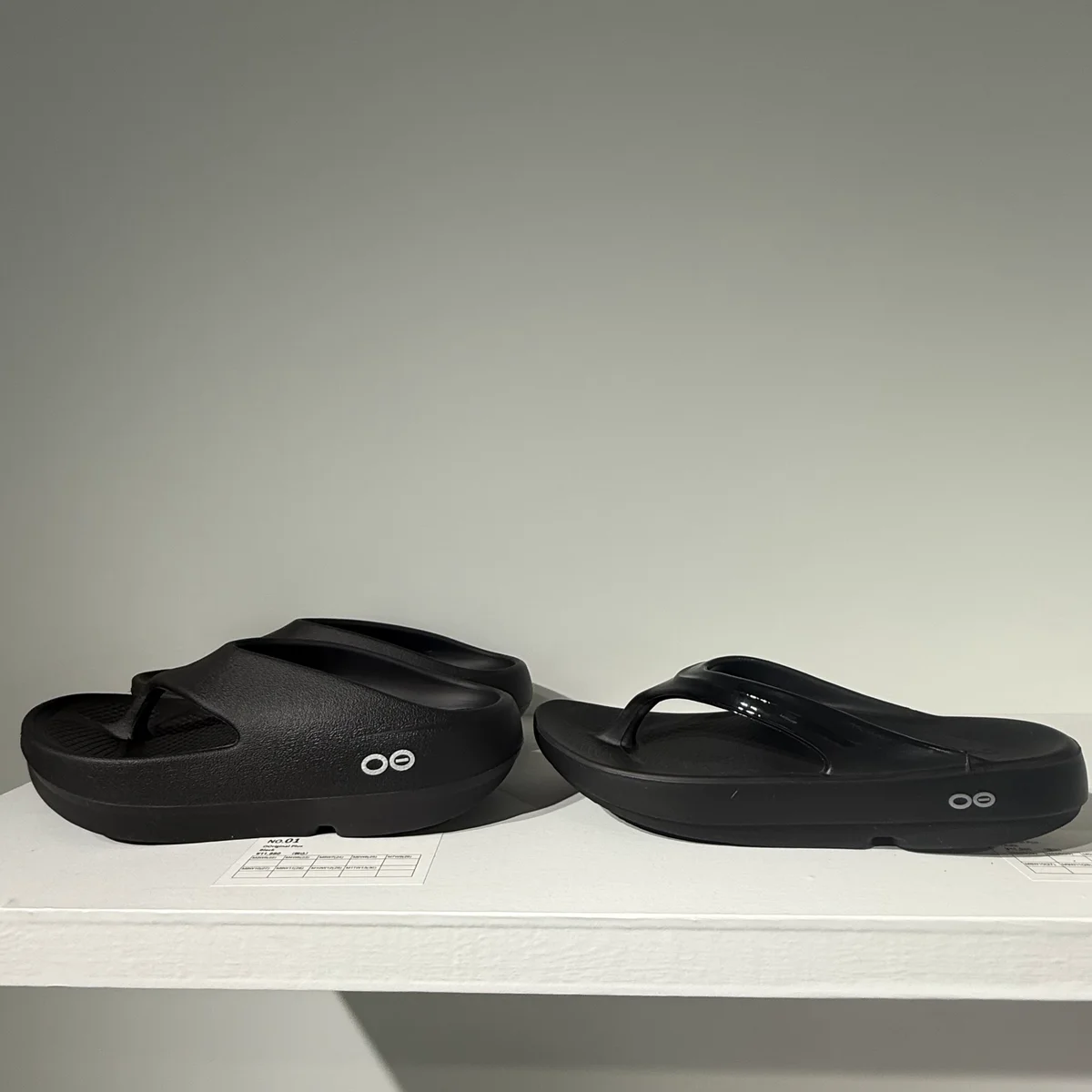 ウーフォスプラスとオリジナルとの厚みを比べた写真