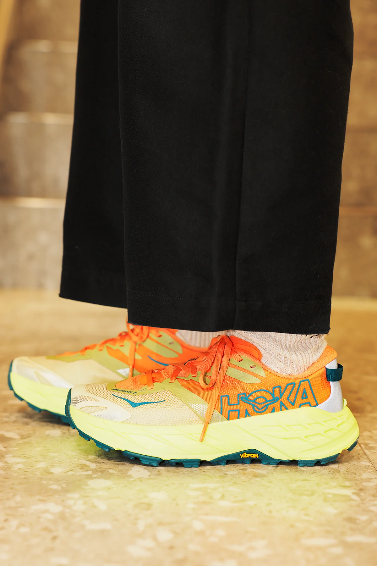 ホカのSPEEDGOAT 7スニーカーを横から見たところ