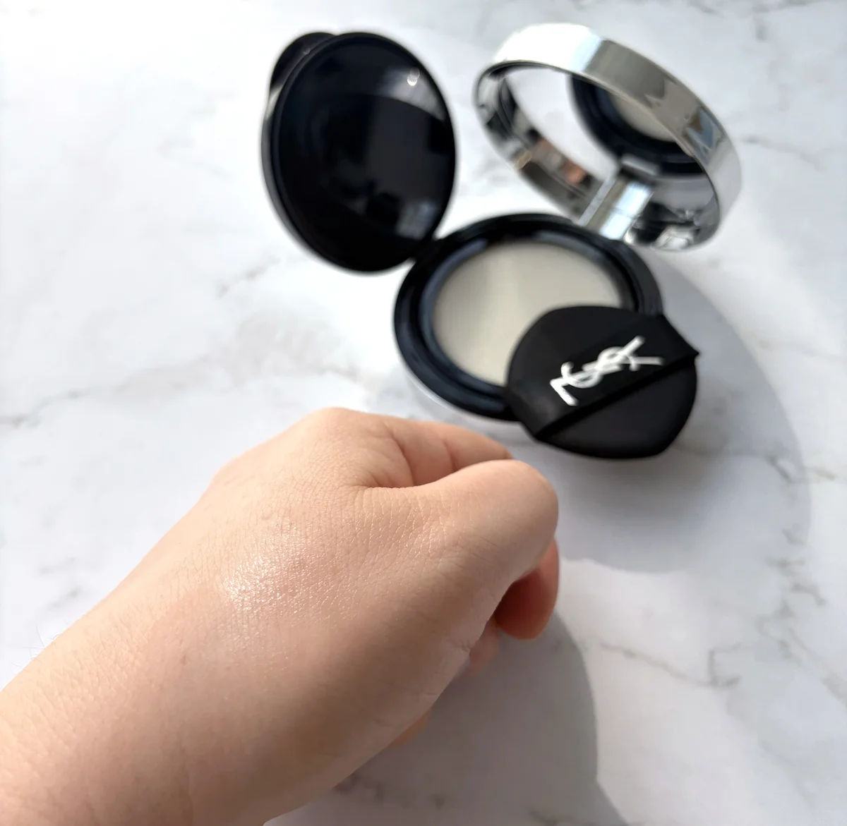 YSLオールアワーズ ブラークッションのテクスチャーのスオッチ