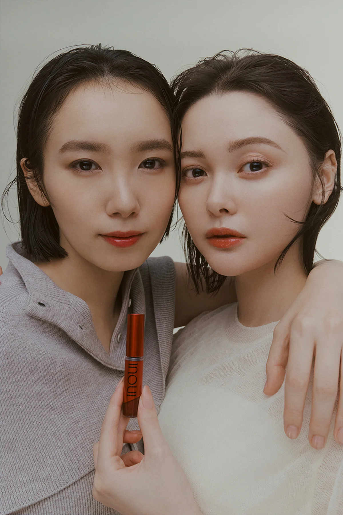 インウイジェルリップを持った玉城ティナさんと飯豊まりえさん