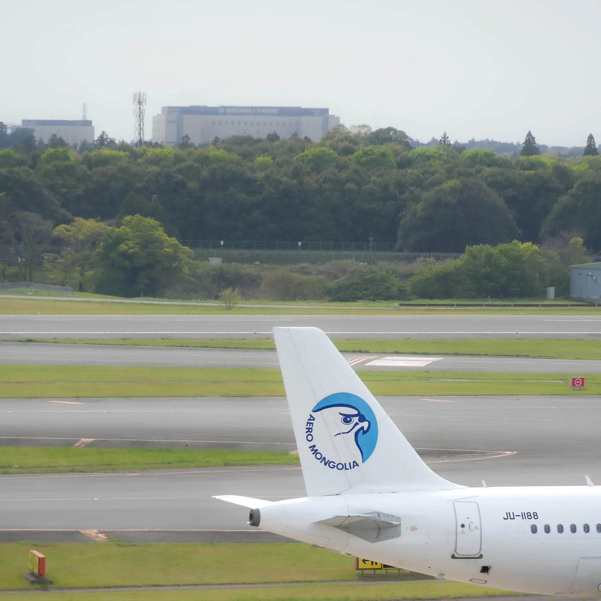 成田空港第１ターミナル５階の展望デッキから見たAERO MONGOLIA