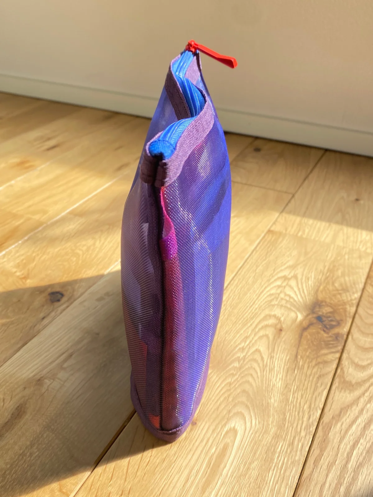 ファミマのコンビニエンスウェアのメッシュポーチの自立している状態の写真