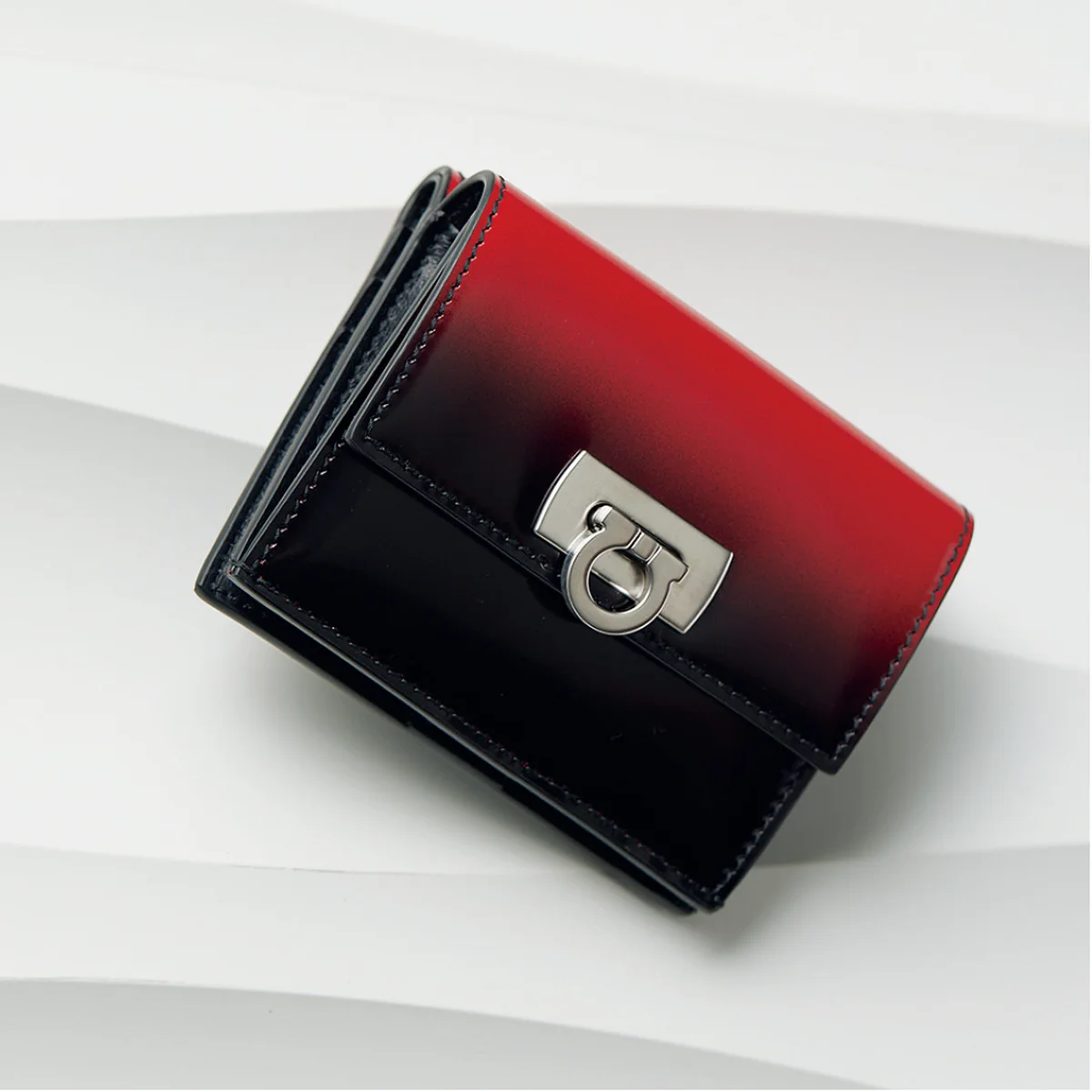 2024年の財布】二つ折り、三つ折り、カードケース…… 人気ブランドの