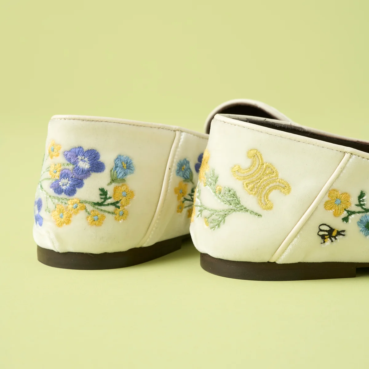 セリーヌの2026年春夏新作ローファー、「オーラ ローファー / フラワー刺しゅう入り ベルベット」