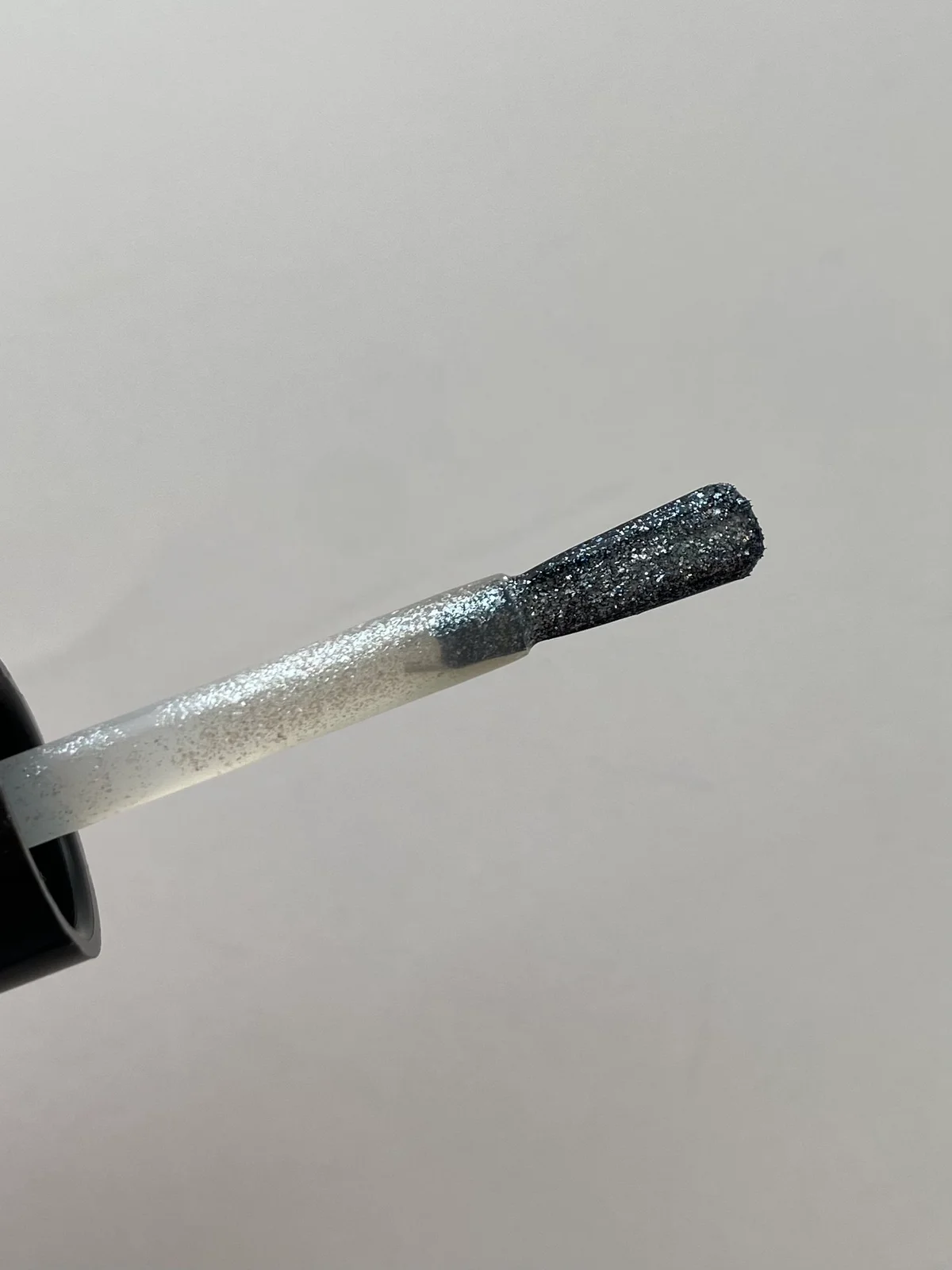 マニキュリスト グリーンフラッシュ ネイルを塗る量を示したハケのカット