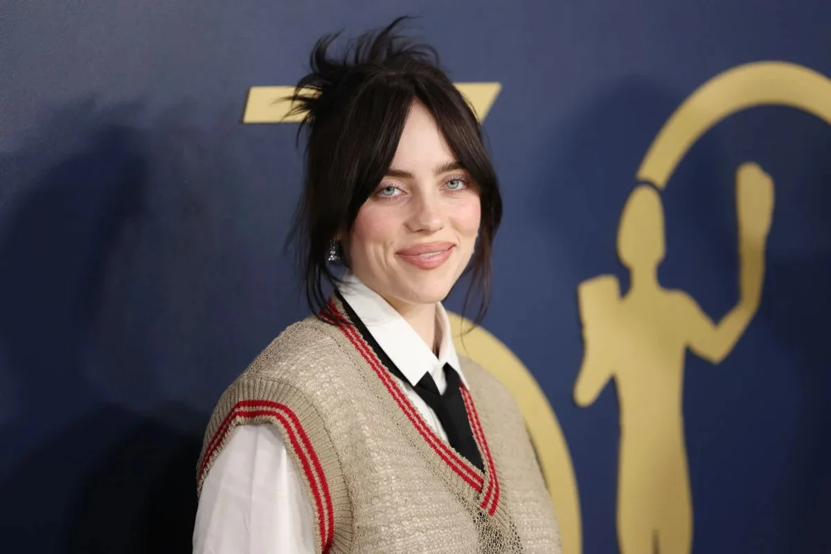 ビリー・アイリッシュ、ホテルのバルコニーの画像_6