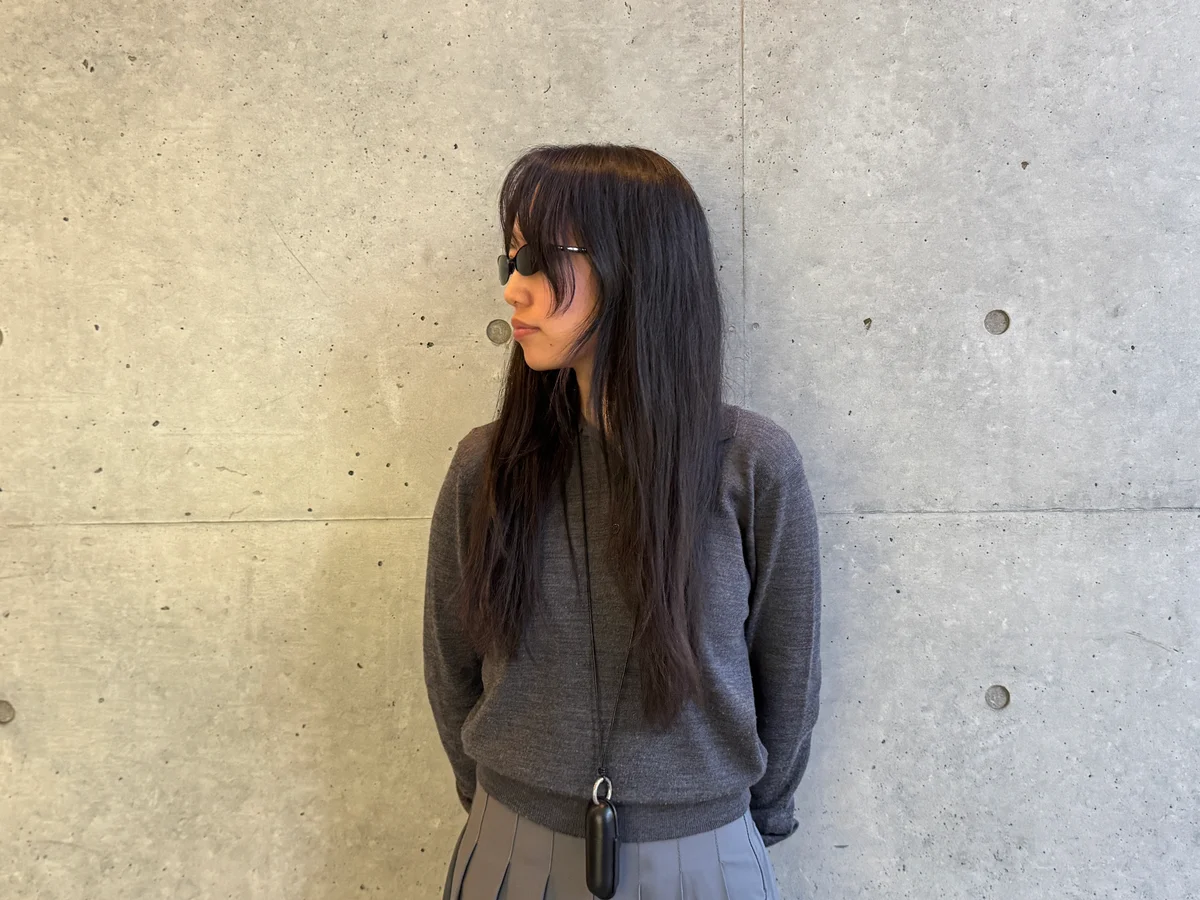 ジェントルモンスター Limes 01ブラック / ブラック を着用し、ライトグレーでまとめたスタイリング