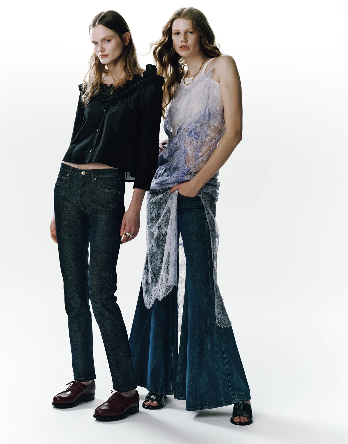 ディーゼルやA.P.C.のデニムを着用したモデル