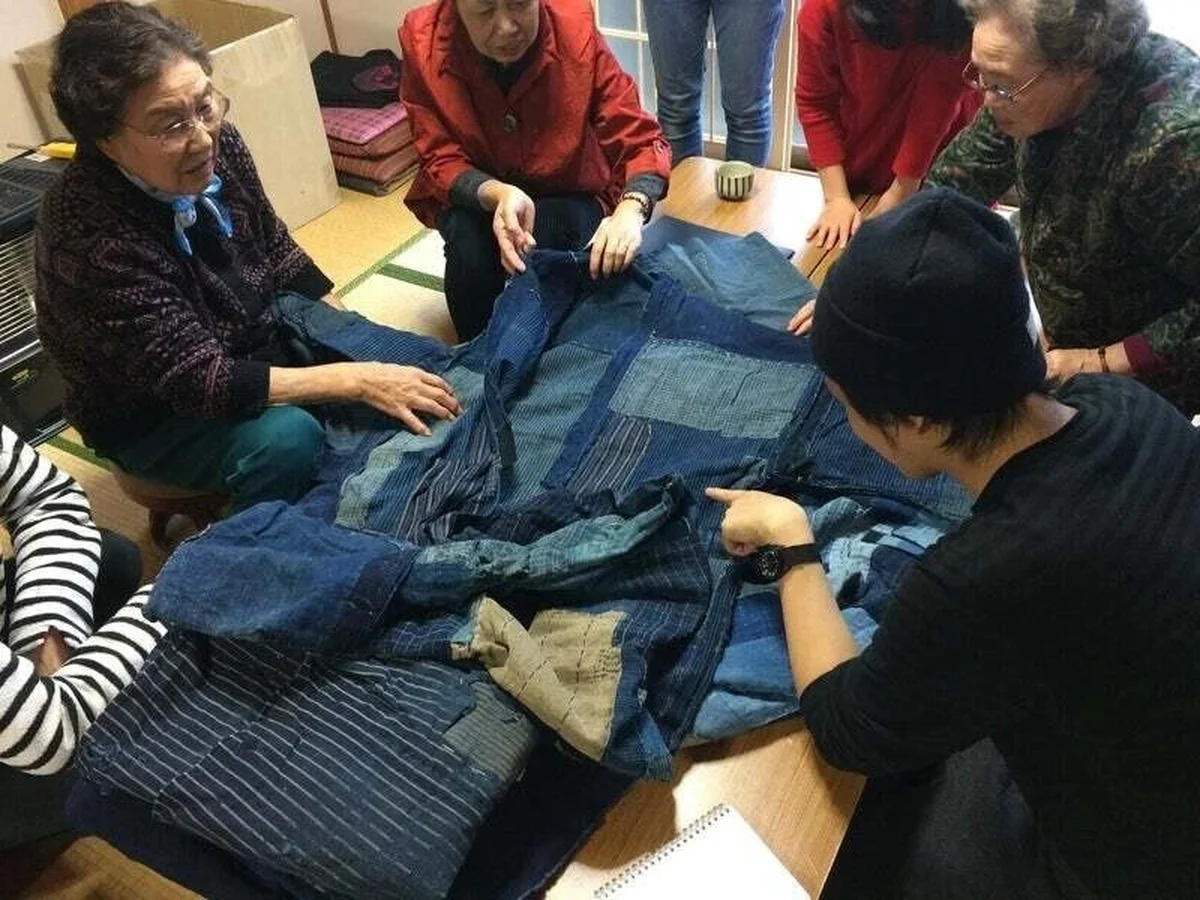 デザイナーの石橋真一郎さんと大槌の刺し子さんたち