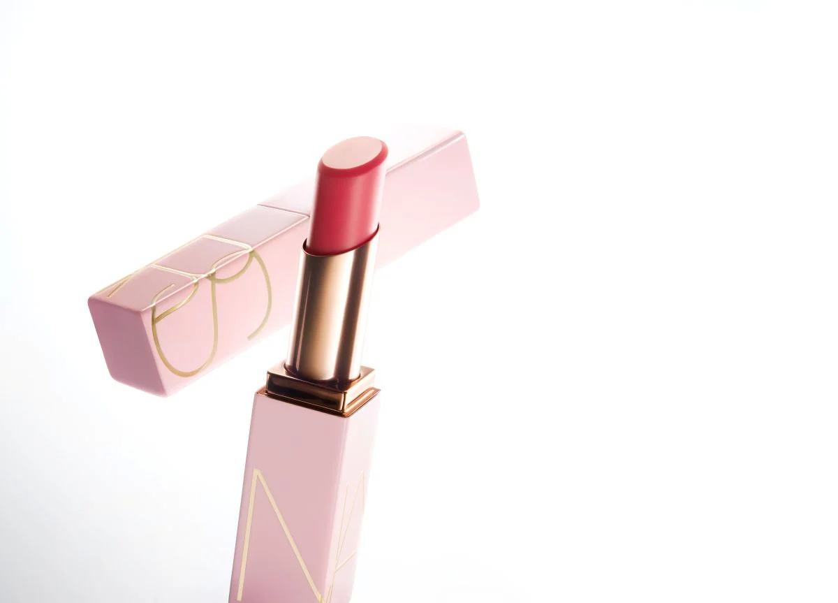 ほんのりとした色味とほのかな輝きが、唇をセクシーに