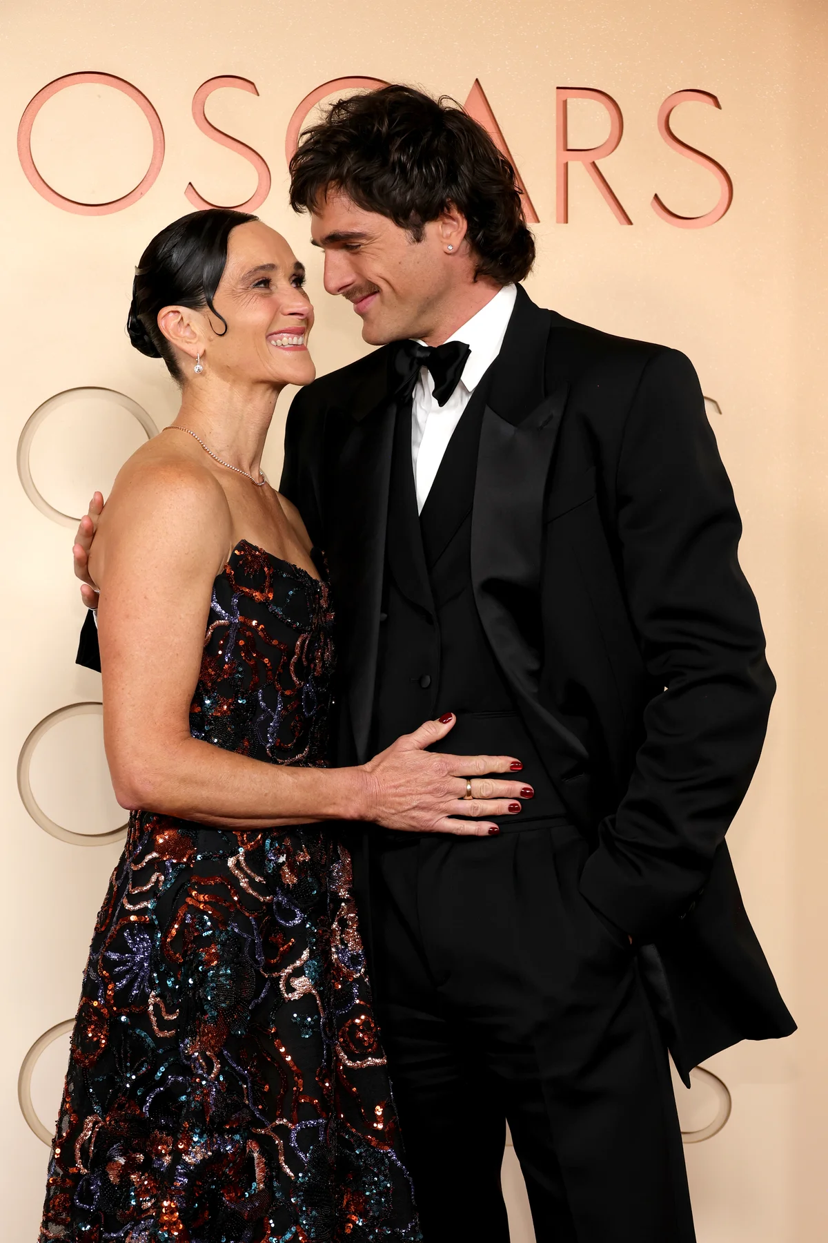 アカデミー賞2026に母親と出席した『フランケンシュタイン』ジェイコブ・エロルディ