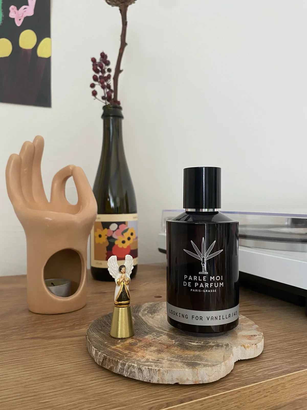 ルッキングフォー バニラ オードパルファム 100mLボトルを、リビングのインテリアと共に置いている様子