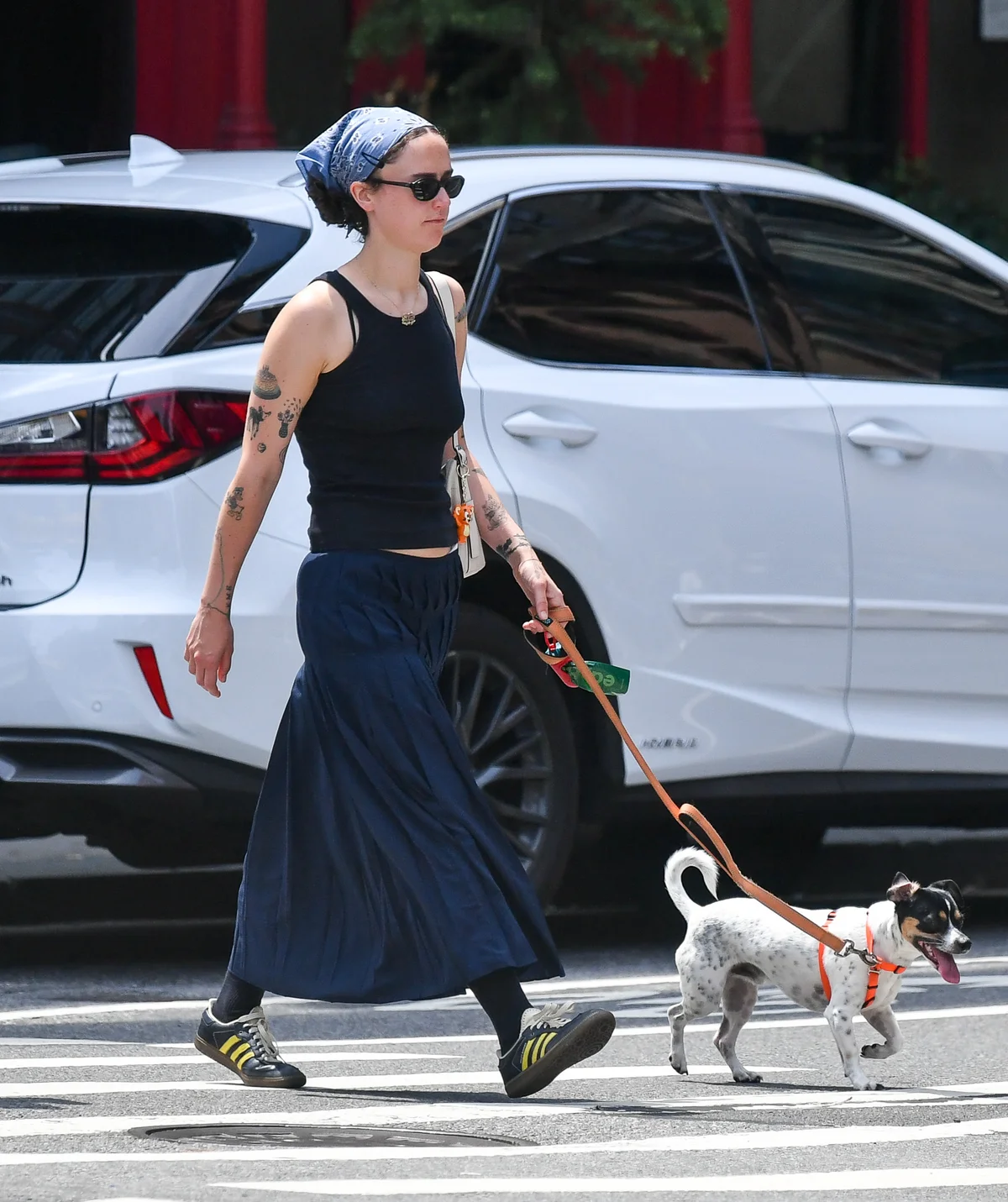 エラ・エムホフ おしゃれアイコン 犬 ジェリー 散歩
