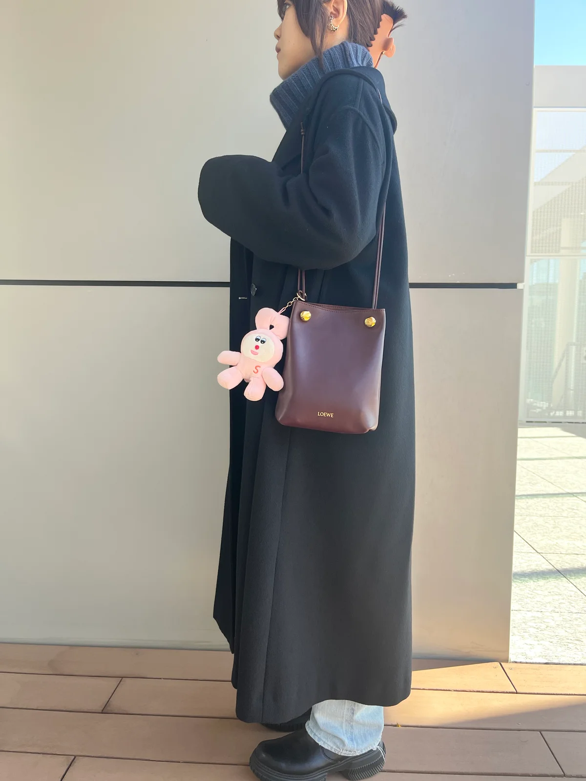 LOEWE(ロエベ)のペブル ポーチのコーディネート写真 肩掛け時のイメージ