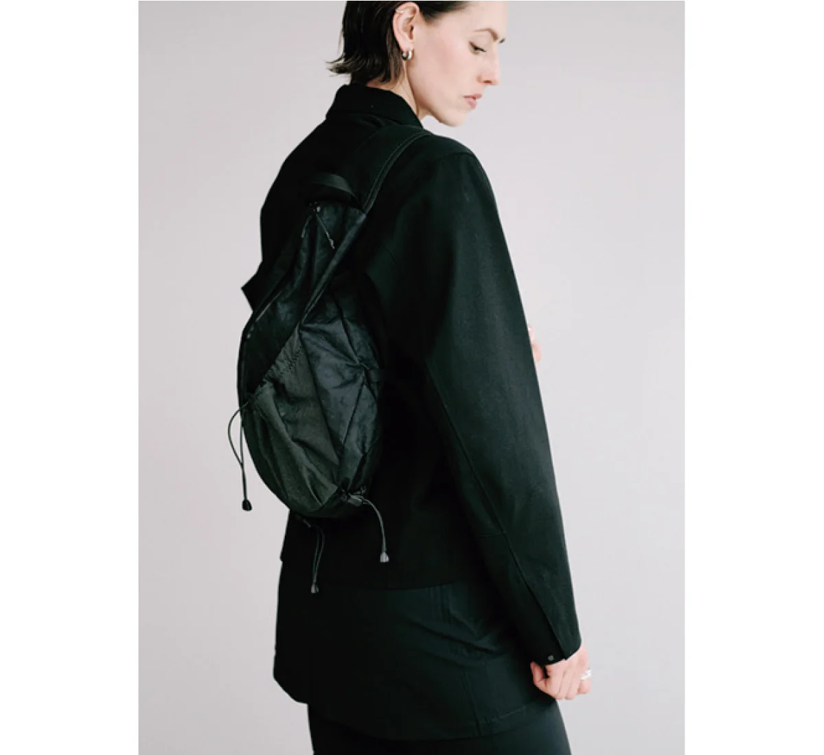 VEILANCEのシャツジャケットを着用したジョージア・スミス