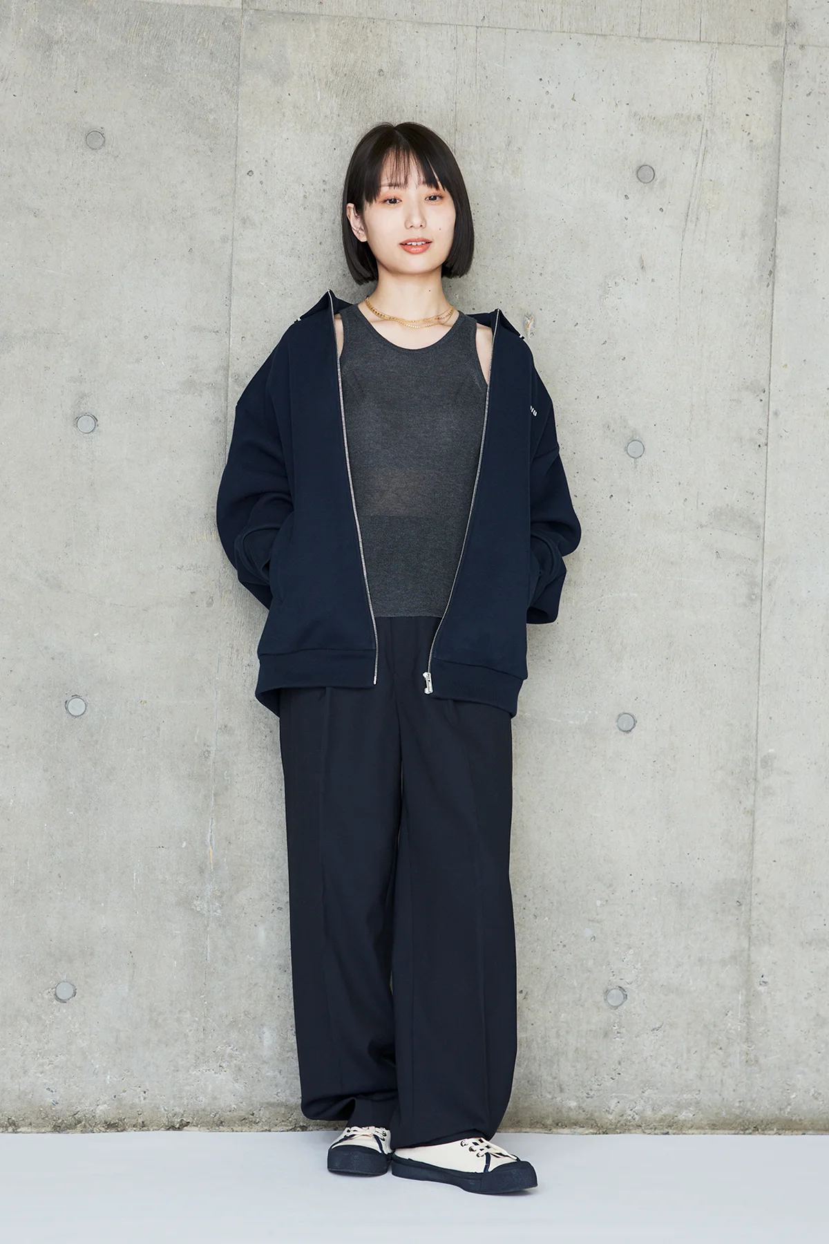 SPURSHOP別注カシミヤ混カップつき 美ニットトップス アメリカンスリーブを着用した長谷川あかりさん