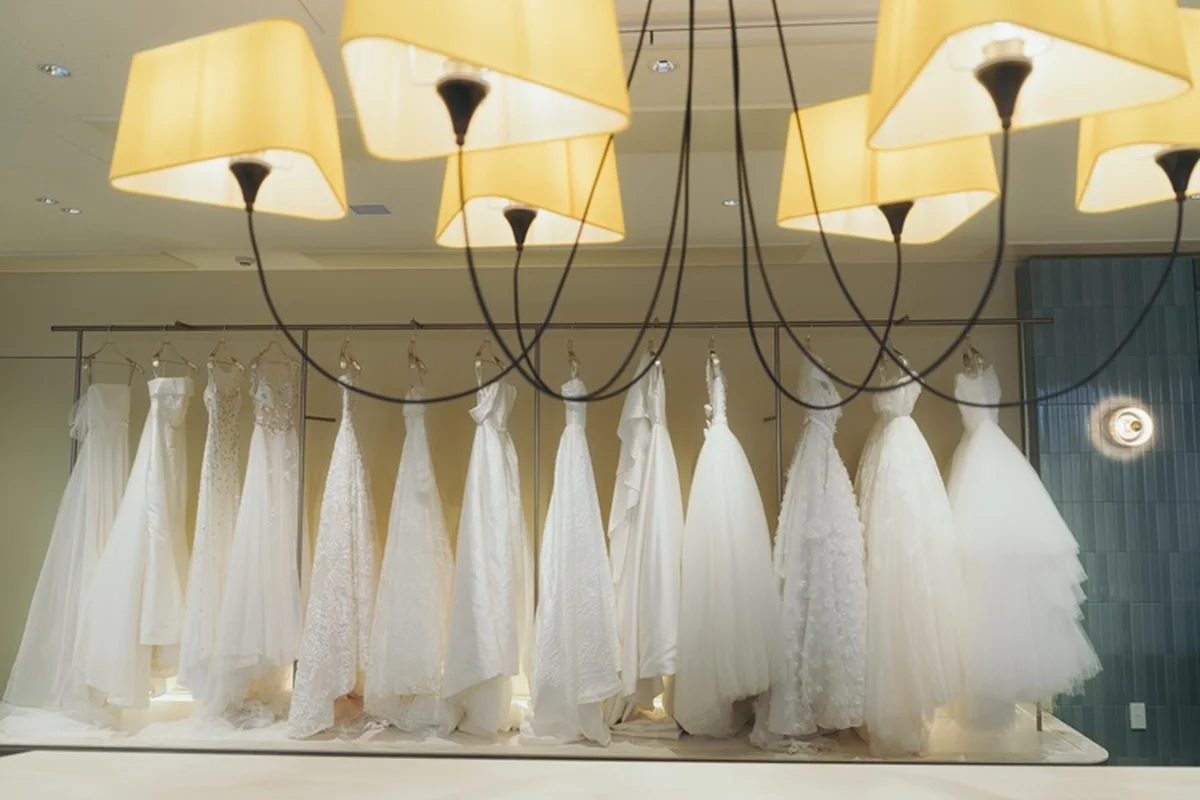 トリート 沖縄店では、ニューヨーク、パリ、バルセロナでバイイングした最新ドレスがラックを彩る