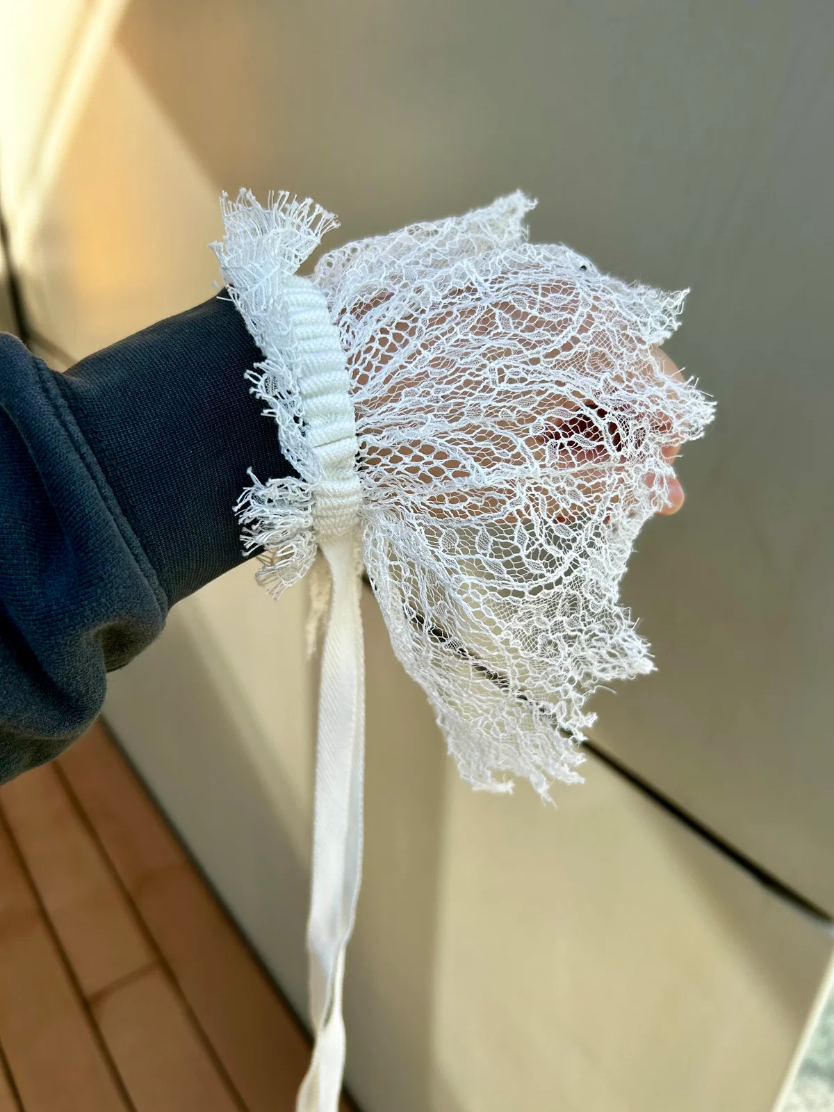 アン ドゥムルメステールの付け袖を身につけた写真