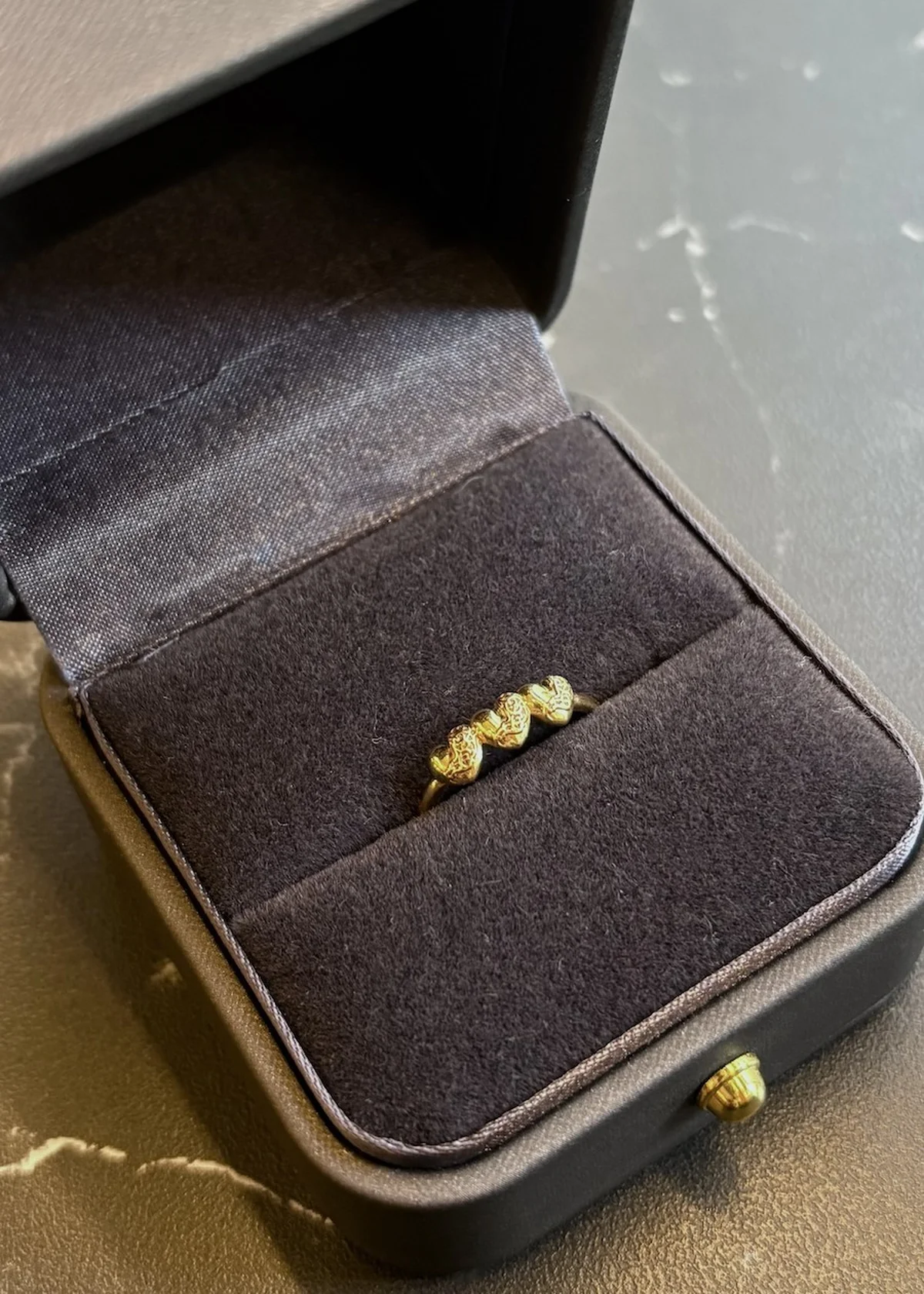 婚約の証は、「クロムハーツ」のハートモチーフリングを