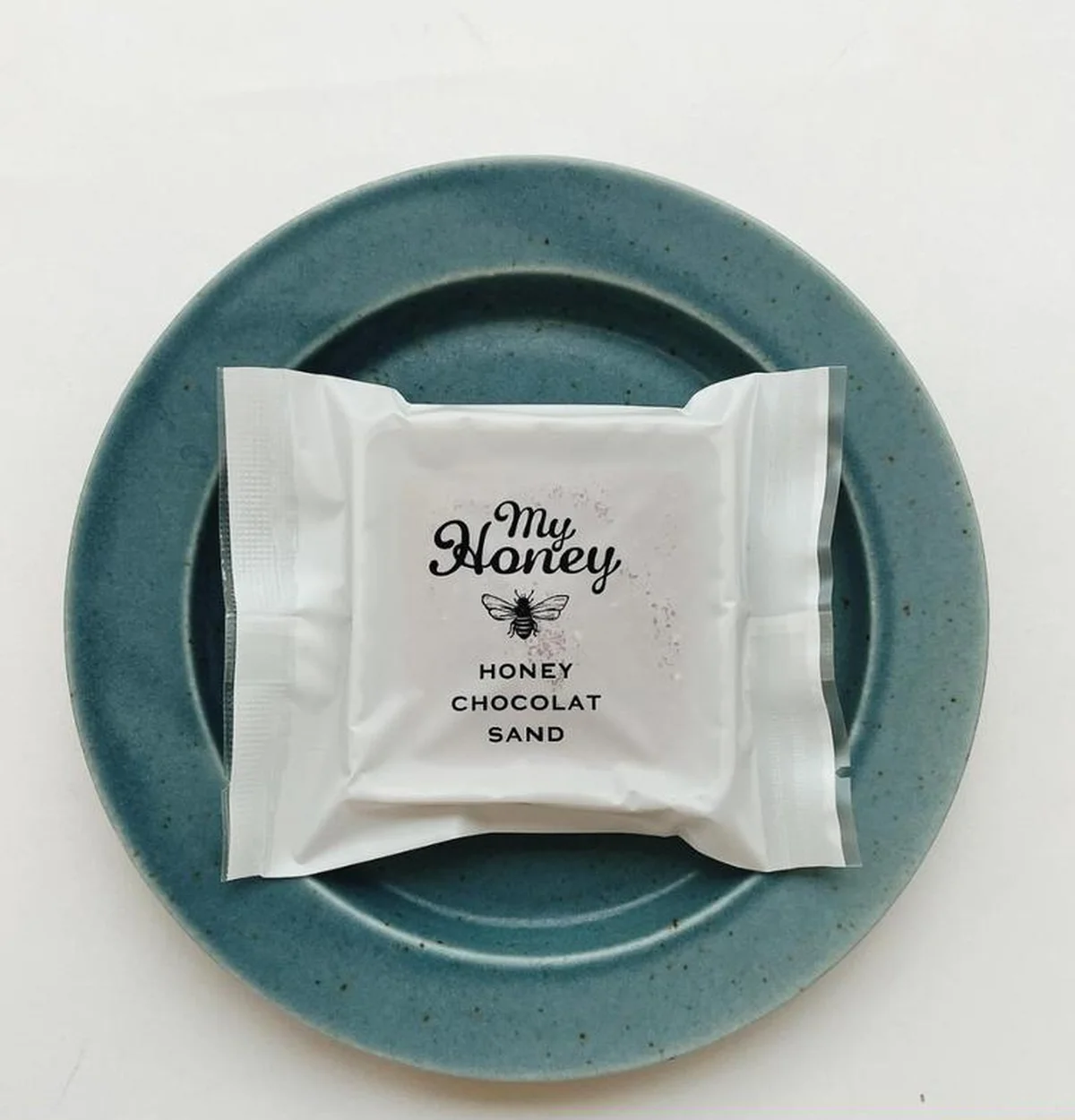 マイハニーのショコラサンド。砂糖や小麦、乳製品を使わず、ハチミツとカカオで作られた。個包装、ボックス入りで手渡しやすい。ボックス入り3枚入りセット￥1,280