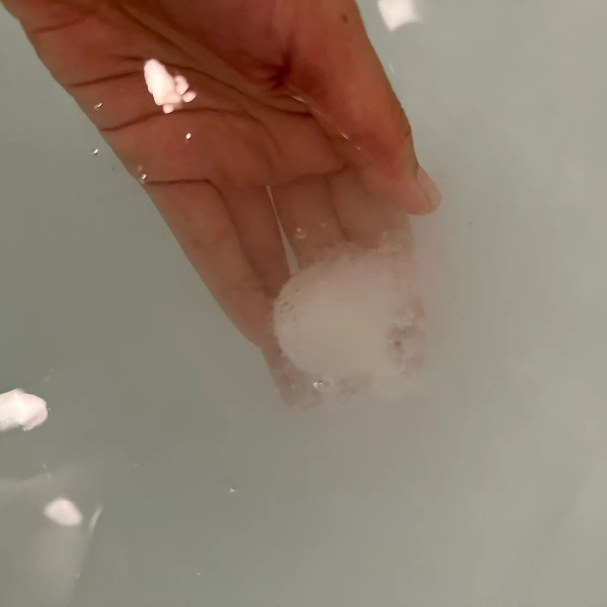 無印良品のおやすみ前の薬用重炭酸タブレットが溶ける様子