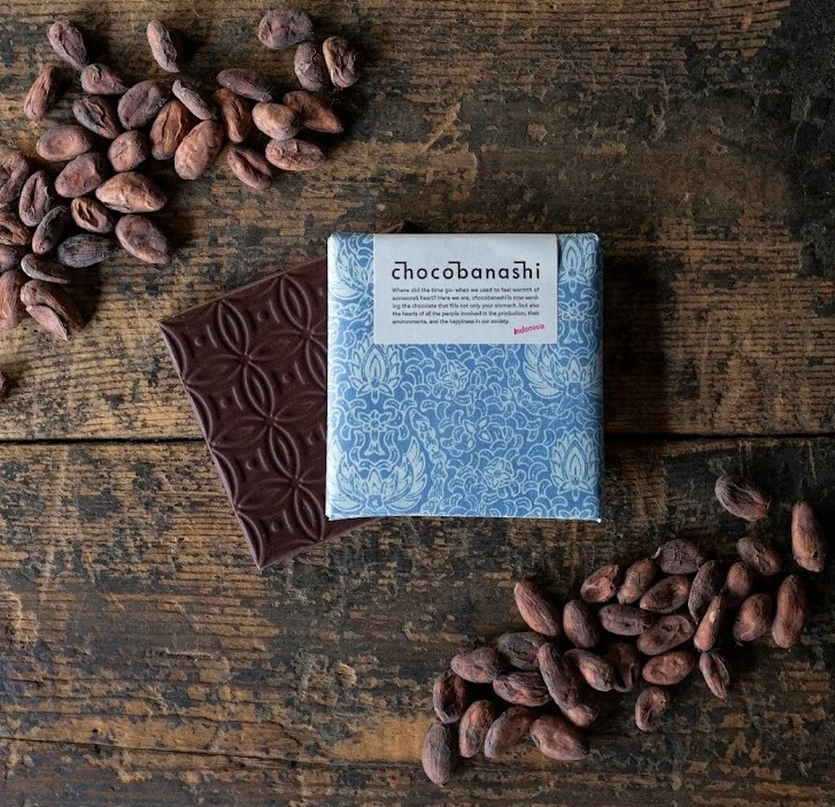 chocobanashi（チョコバナシ）のインドネシア産のカカオ豆を使用したラフタイプチョコレートは、ザクっとした食感とチョコバナナのような甘い香り