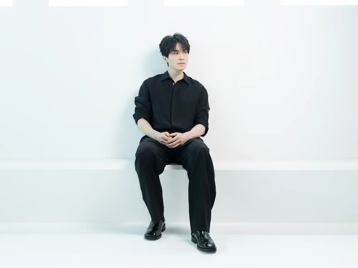 COS2026年春夏コレクションに来場したイ・ドンウク