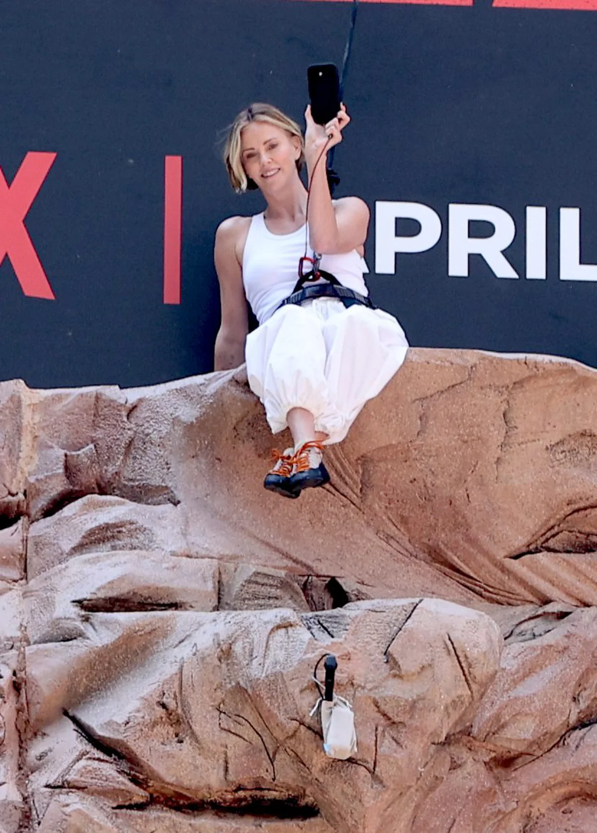 ニューヨーク・タイムズスクエアでロッククライミングを披露したシャーリーズ・セロン