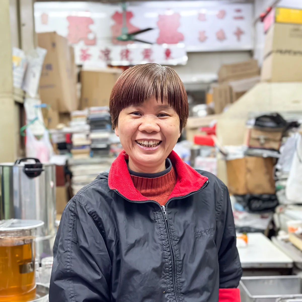 惠隆號東莞佬涼茶のお店の女性