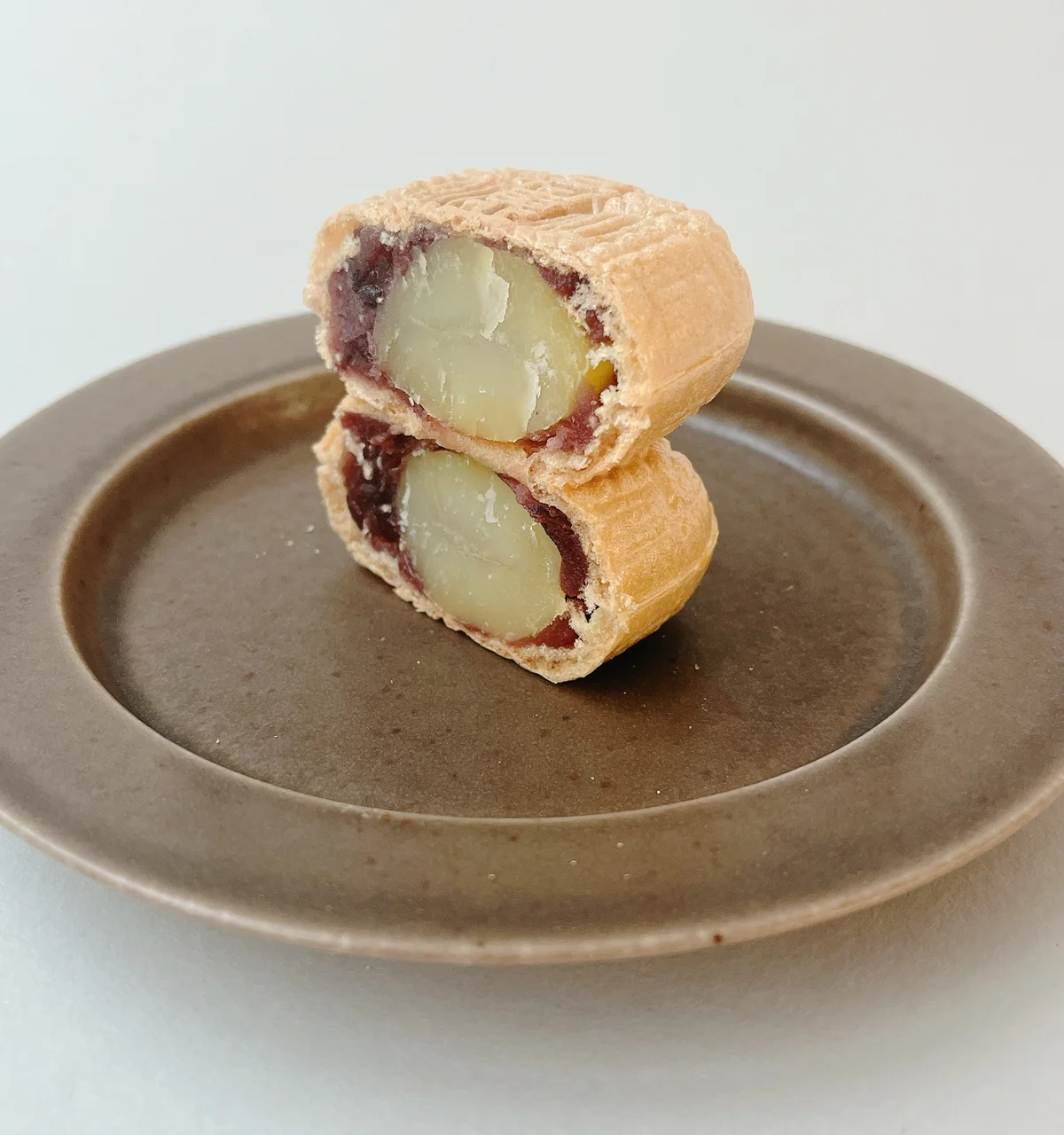 国産の栗が丸々一粒入った食べ応えのある菓心おおすがの最中。求肥餅入りの二種で展開されている。