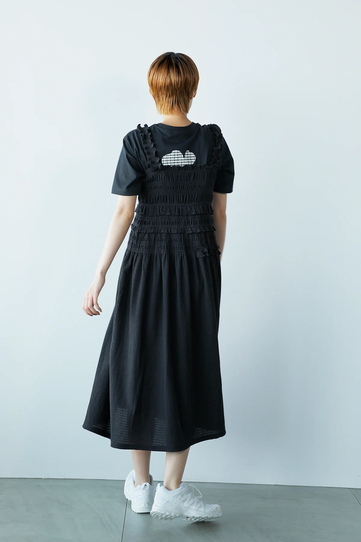 ユニクロ アンド セシリー バンセンのシャーリングワンピース ノースリーブを着用した後ろ姿