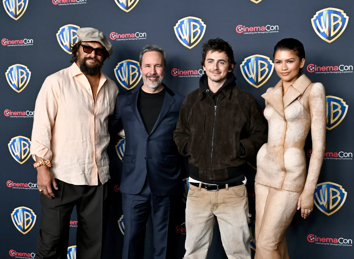 シネマコン2026のレッドカーペットに登場したジェイソン・モモア、ドゥニ・ヴィルヌーヴ監督、ティモシー・シャラメ、ゼンデイヤ