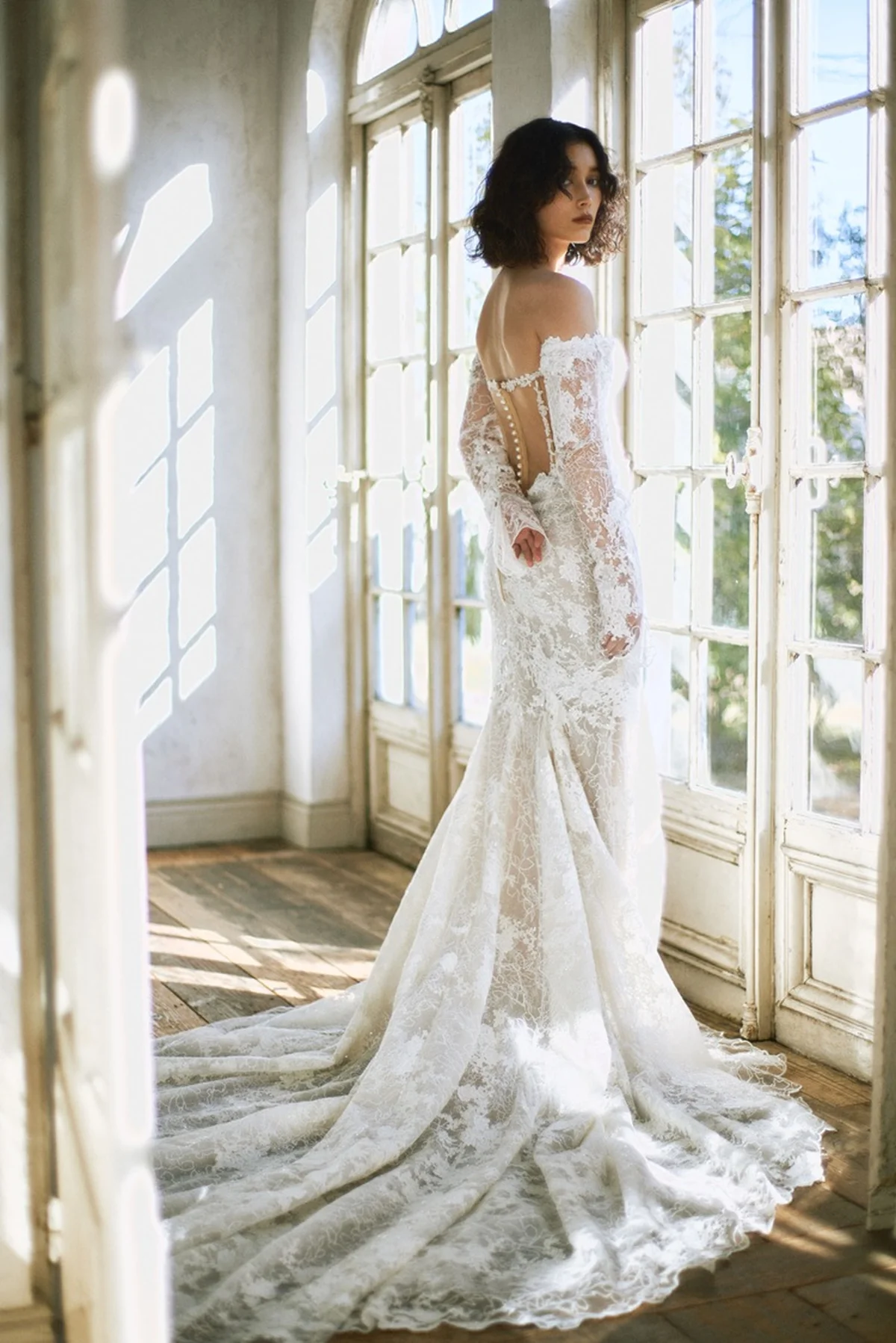 世界のブライダルモードを牽引するドレスが銀座店に顔をそろえる。ドレス￥660,000（レンタル）／ネッタ ベンシャブ