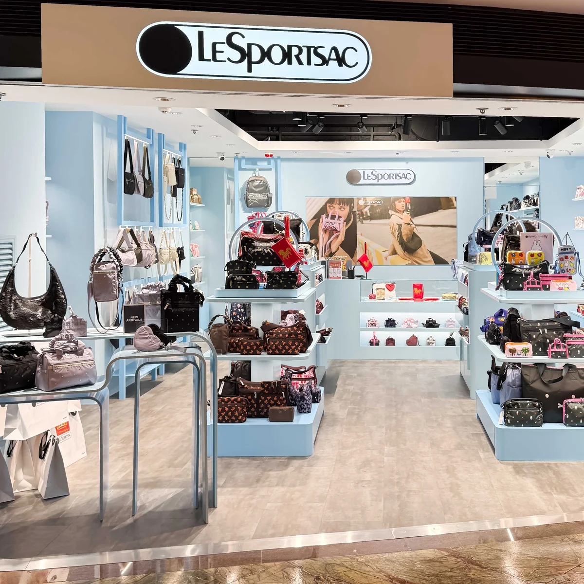 ひとりっPが香港のレスポートサック ランガムプレイス店でショッピング