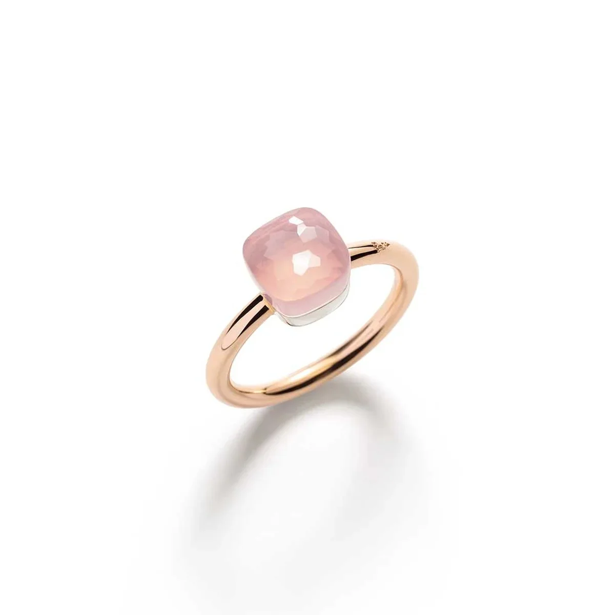 ピンクのポメラートの「ヌード」リング