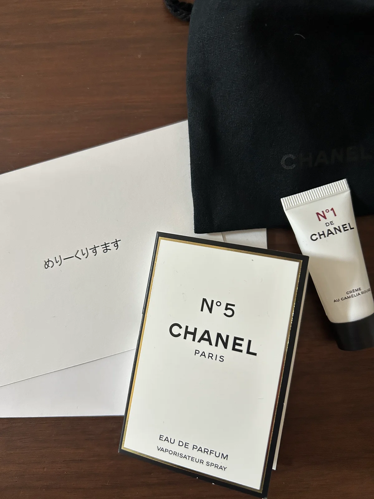 シャネル ビューティ 試供品の香水とクリーム ホリデーのギフトカード 